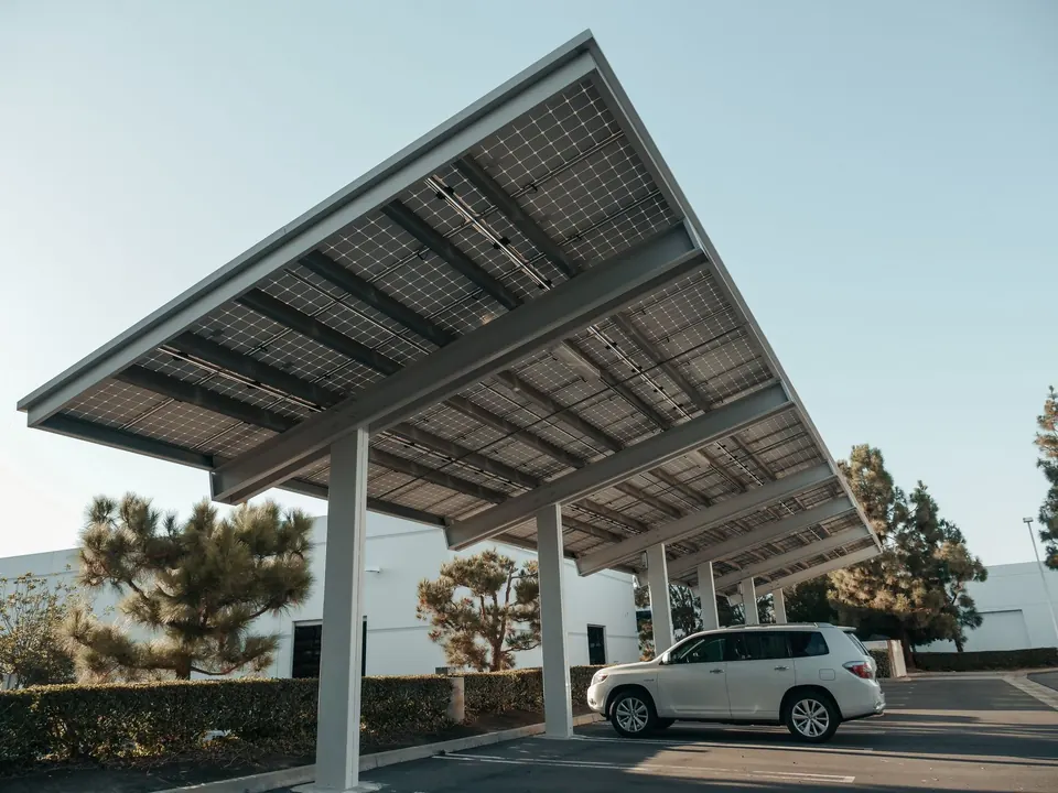 Carport couvert de panneaux solaires abritant une voiture