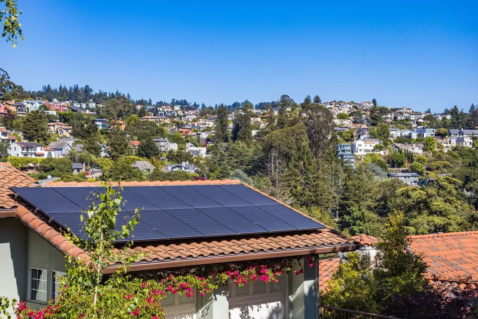 Maison avec panneaux solaires sur le toit