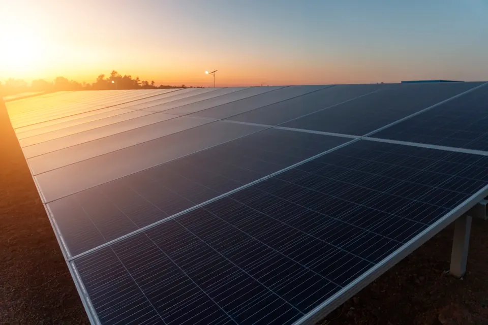 Rangée de panneaux solaires photovoltaïques au coucher du soleil