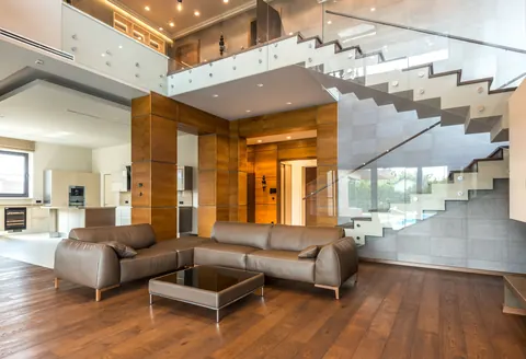 Salon en double hauteur avec mezzanine vitrée