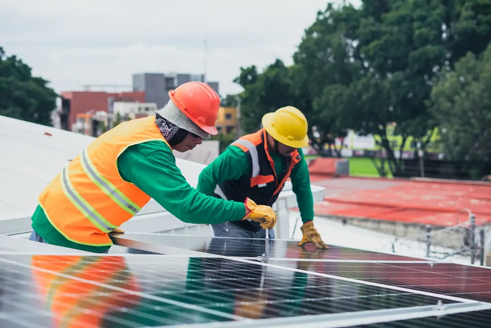 Techniciens posant des panneaux solaires