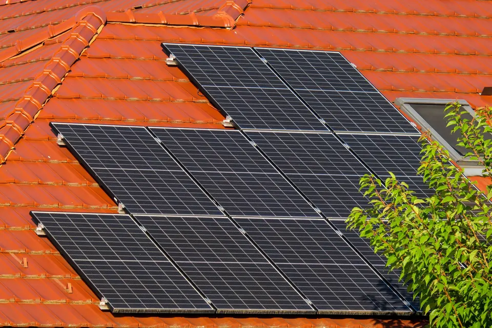 Panneaux solaires posés sur un toit de tuiles rouges
